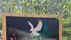 Schild für den Northern Escape Campground mit der Silhouette eines Adlers.