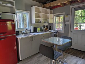 Private kitchen - Charming 1-bedroom cabin in South River (South River)