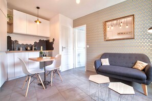 Apartment, City View | Living area | 39-inch flat-screen TV with cable channels, Netflix, streaming services - Home Chic Home Les Toits de l'Argenterie (Montpellier)