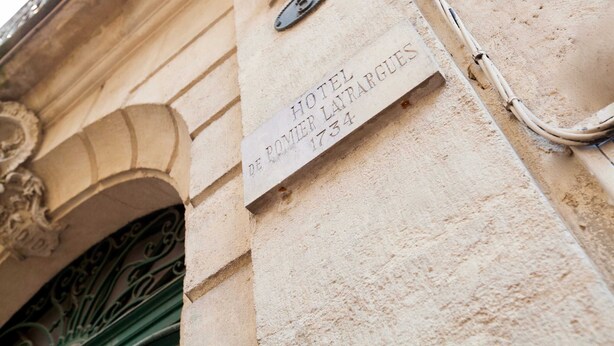 A sign for Hotel De Roupelle Larnargues, number 1734, attached to a building with classical architecture. - Home Chic Home Les Toits de l'Argenterie (Montpellier)