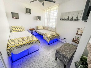 3 habitaciones, tabla de planchar con plancha, wifi y ropa de cama