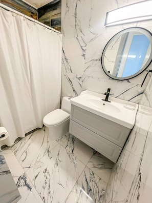 Dusche, Haartrockner, Bidet, Handtücher