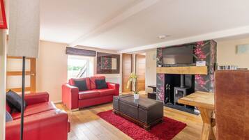 Cottage | Living area | 40-inch LED TV with digital channels, fireplace, Netflix