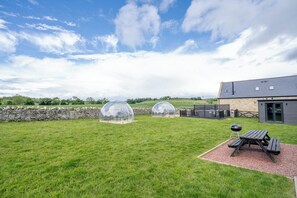 Outdoor dining - Hayloft Cottage - North East Escapes (Bamburgh)