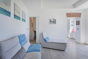 都會公寓 | 客廳 | 35-吋電視，提供數位頻道