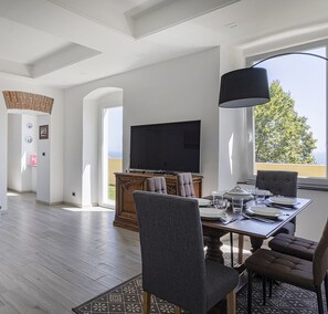 City-Apartment | Wohnbereich | 35-Zoll-Fernseher mit Digitalempfang