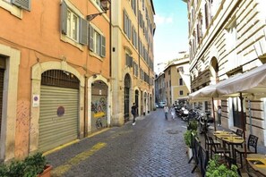Outdoor dining - Elegant & Cozy Apartment in the heart of Rome (Roma)