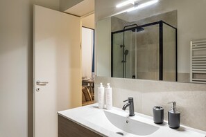 アパートメント | バスルーム | シャワー、ヘアドライヤー、ビデ、タオル