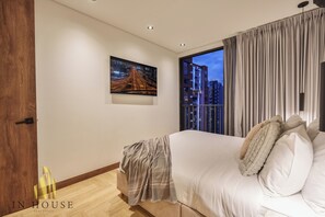 3 chambres, fer et planche à repasser, Wi-Fi, draps fournis