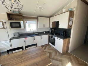 Chalet | Private kitchen | Fridge, microwave, oven, stovetop