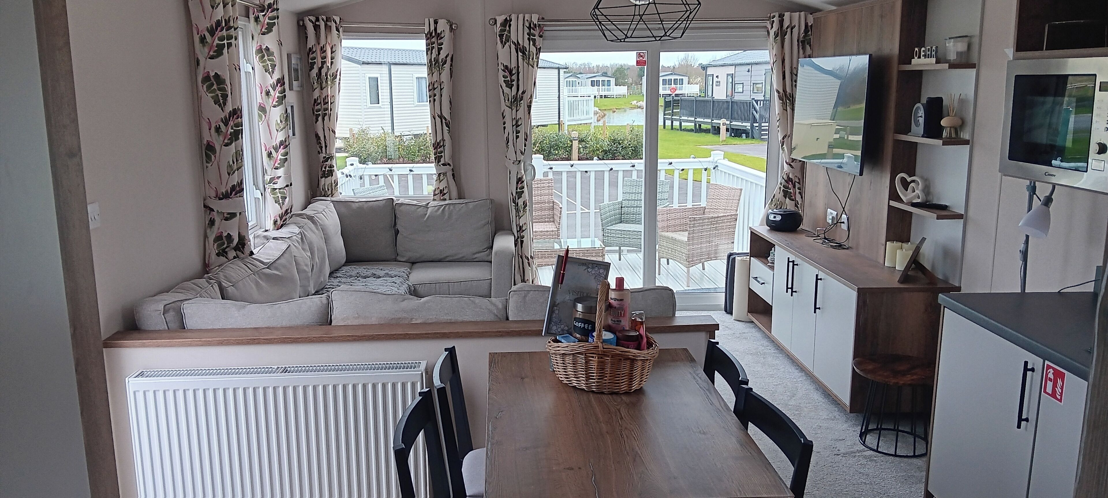 木屋 | 起居區 | 電視