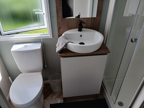 Chalet | Bathroom - 3-bed Caravan - Haven Lakeland Leisure Park (Grange-over-Sands)