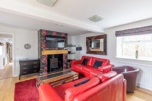 Cottage Basic | Ruang keluarga | TV LED, Netflix, meja tenis meja, dan buku