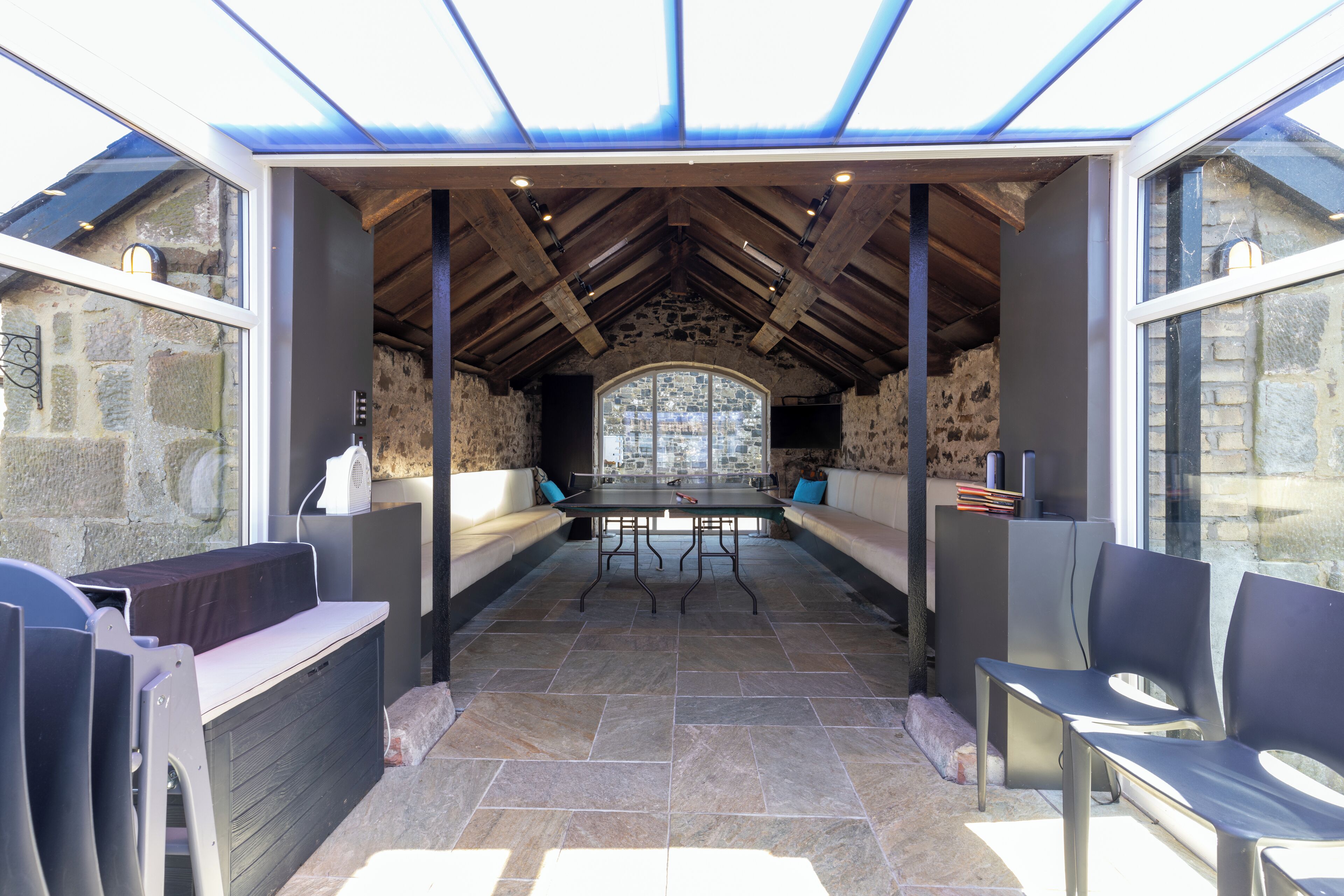 Casa de campo básico | Área de estar | TV LED 40 polegadas com canais digitais, Netflix, mesa de pingue-pongue