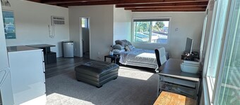 Mission Valley Studio, canyon view, with WiFi and AC, Close to Everything in SD