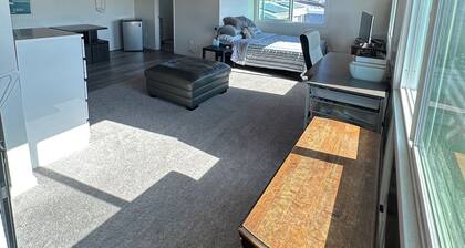 Mission Valley Studio, canyon view, with WiFi and AC, Close to Everything in SD