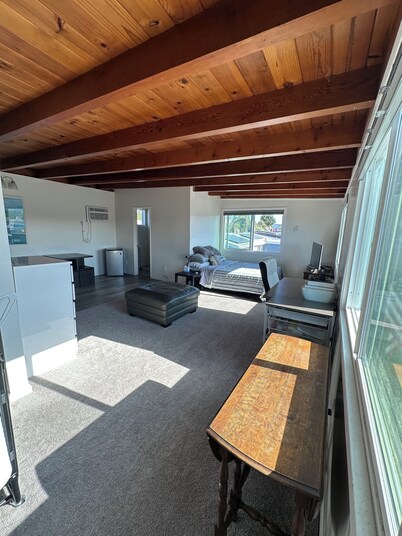 Mission Valley Studio, canyon view, with WiFi and AC, Close to Everything in SD