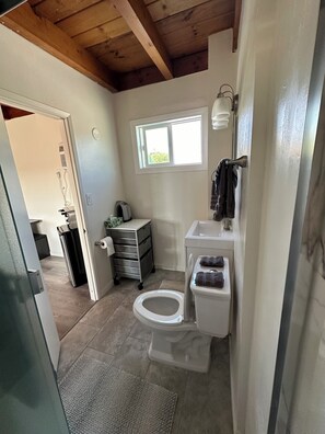 Douche, sèche-cheveux, serviettes fournies, savon