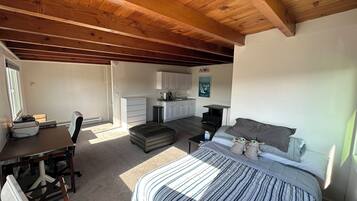 Skrivebord, wi-fi (inkludert) og sengetøy