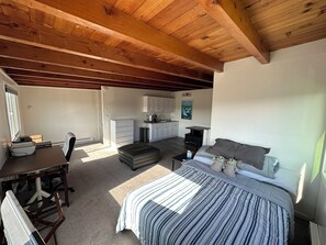 Escritorio, wifi gratis y ropa de cama