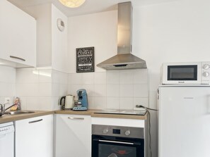 冷蔵庫、電子レンジ、オーブン、コンロ