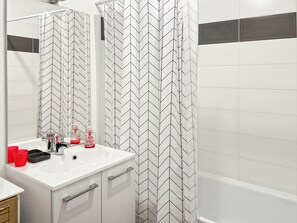 Articles de toilette (gratuits), séchoir à cheveux, savon, shampooing