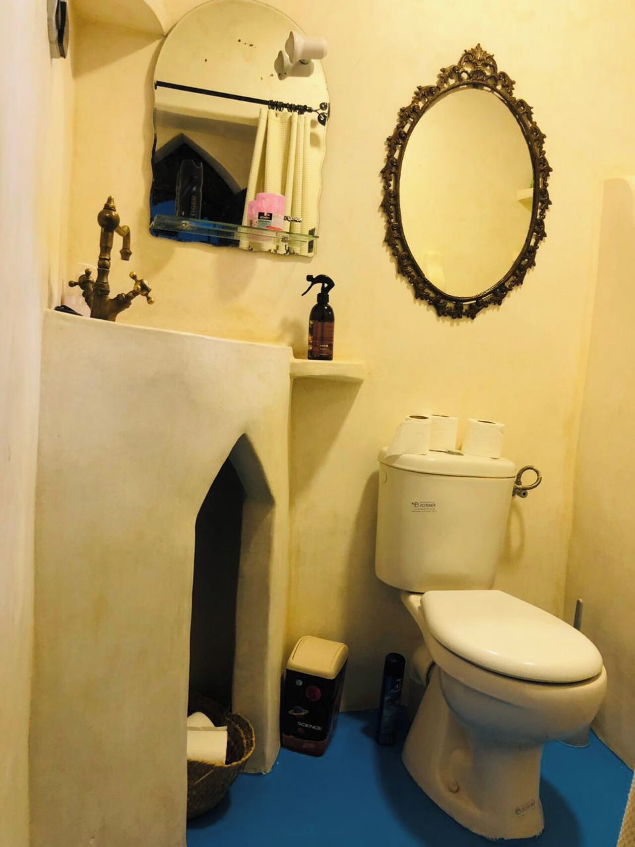 تجهيزات دش، مناشف، صابون، ورق حمّام