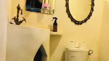 Een douche, handdoeken, zeep, toiletpapier