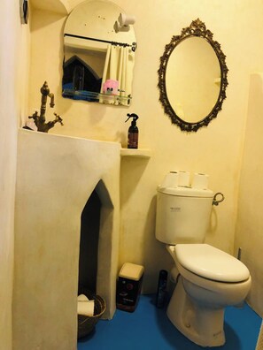 Dusj, håndklær, såpe og toalettpapir