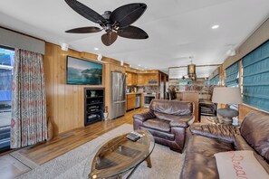 Living area - Enchanting Houseboat-Scales-on CHL @ Pates Ford Resort (Smithville)