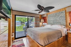 4 bedrooms, bed sheets - Enchanting Houseboat-Scales-on CHL @ Pates Ford Resort (Smithville)