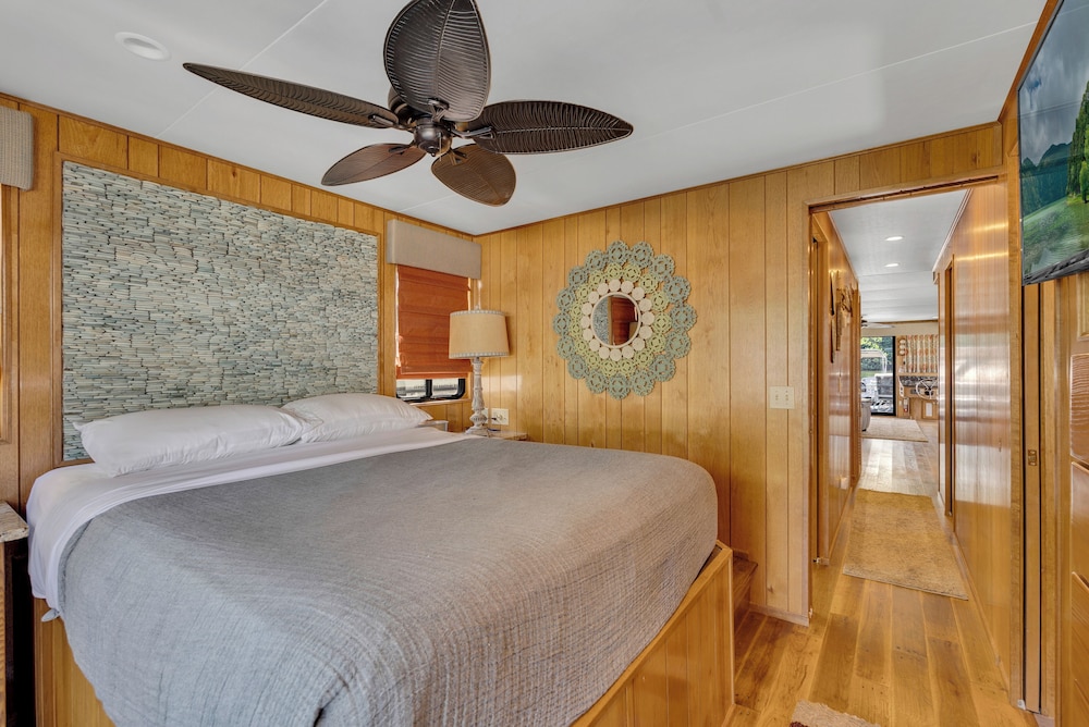 Enchanting Houseboat on CHL Pates Ford Resort & Marina DeKalb County Vrbo