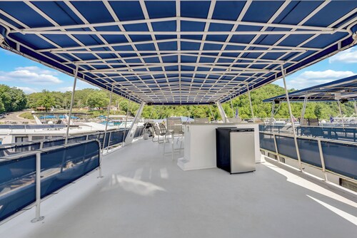 Enchanting Houseboat-Scales-on CHL @ Pates Ford Resort