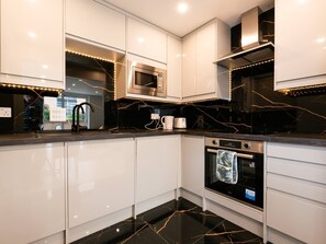 Refrigerador, microondas, horno y lavavajillas