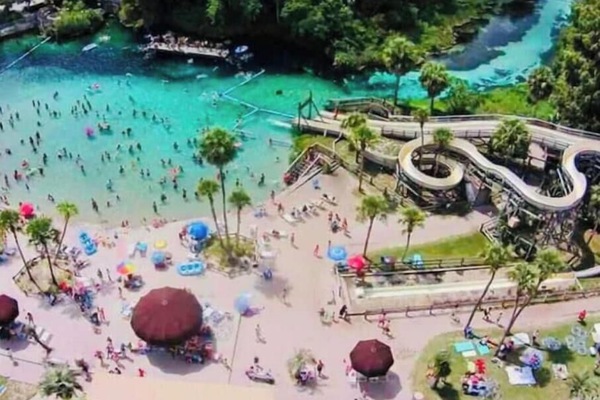 Una piscina al aire libre, una piscina climatizada