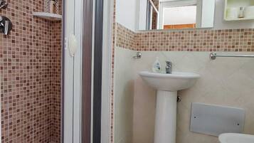 Douche, sĂšche-cheveux, bidet, serviettes fournies