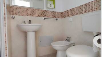 Douche, sĂšche-cheveux, bidet, serviettes fournies