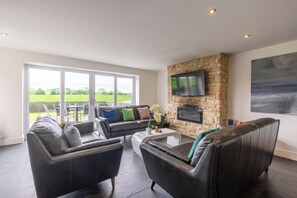 Cottage | Living area | 42-inch Smart TV with digital channels, Netflix, table tennis - The Duchess - North East Escapes (Bamburgh)
