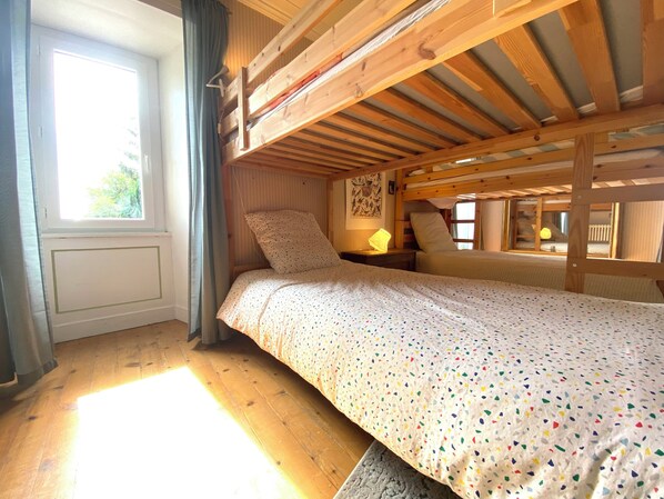 3 bedrooms, iron/ironing board, WiFi, bed sheets