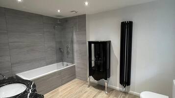 4 bedrooms, free WiFi, bed sheets