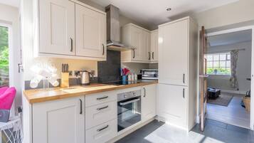 Cottage | Private kitchen | Electric kettle, paper towels