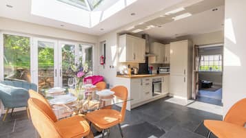 Ferienhaus | Essbereich im Zimmer