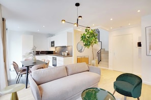 Appartement Familial, balcon (501) | Aire de séjour | Téléviseur