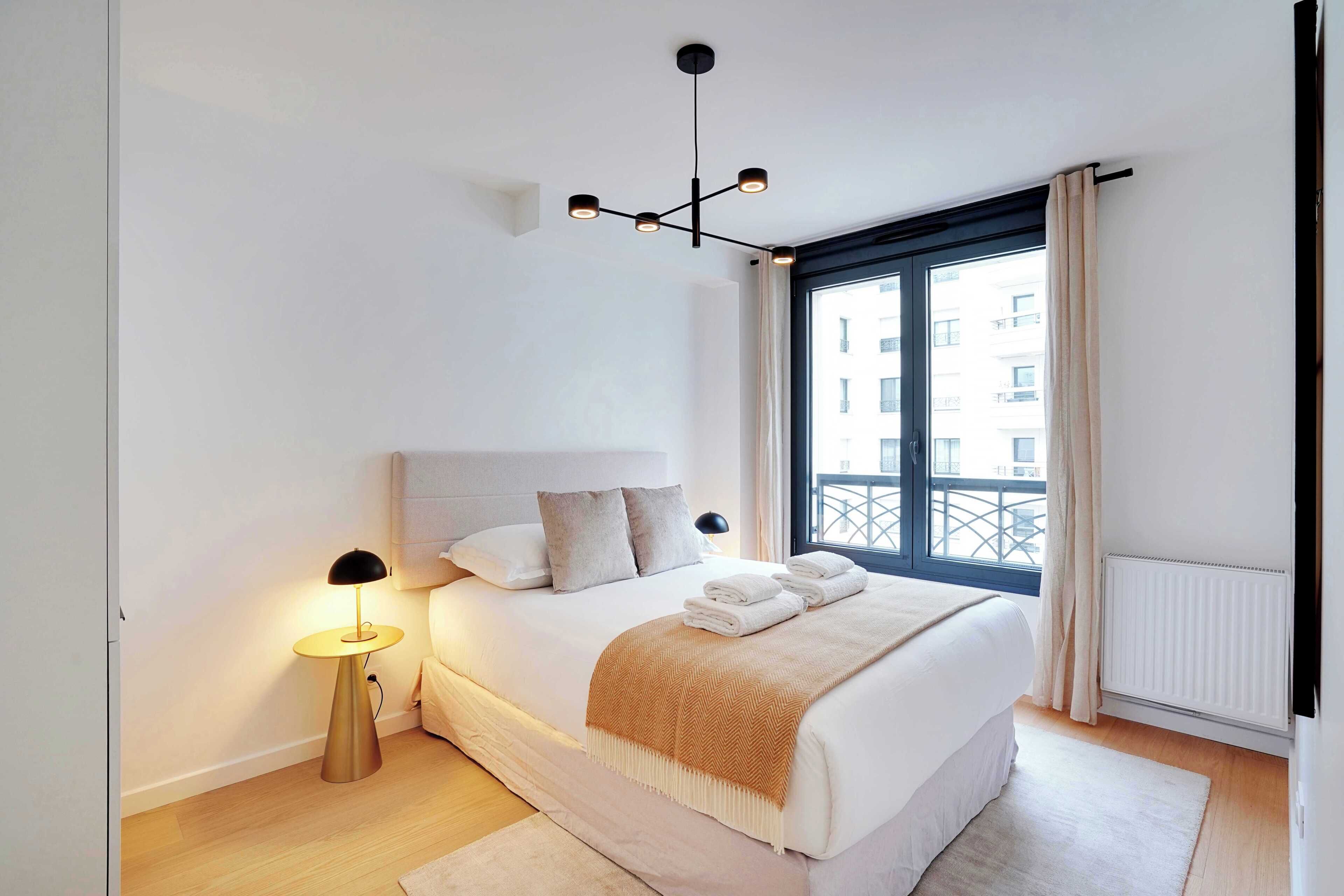 Decoración personalizada, muebles diferentes y cortinas blackout 