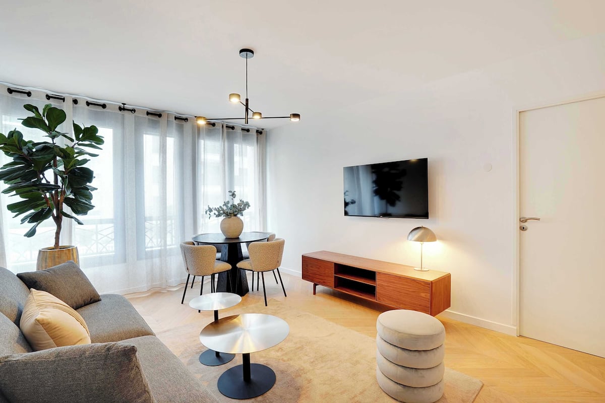 Deluxe Apartment | Living area | TV