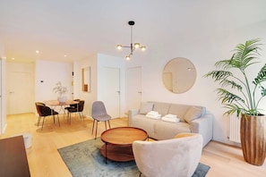 Appartement Deluxe (301) | Aire de séjour | Téléviseur