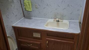 Secadora de cabello, toallas, jabón, shampoo