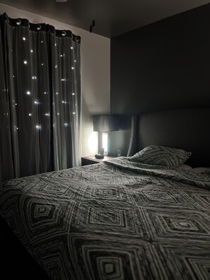 1 habitación, escritorio, tabla de planchar con plancha y wifi 