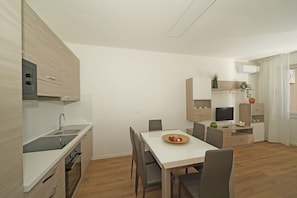 Apartamento | Cozinha privada | Geladeira, micro-ondas, fogão, cooktop