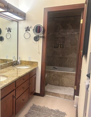 Towels, soap, shampoo, toilet paper - NEW LISTING!! Vail home near Cascade lift (Vail)